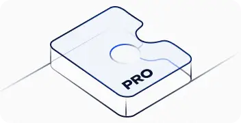 Прозрачный трехмерный кусочек головоломки с надписью PRO на белом фоне.